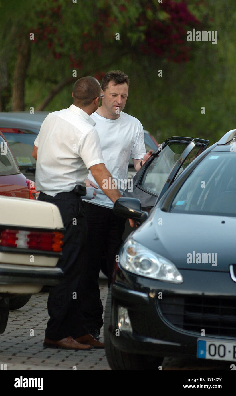 O.P.S Gerry McCann, Vater der vermissten Madeleine, verlässt die Wohnung heute zum Flughafen gehen. Madeleine McCann Stockfoto