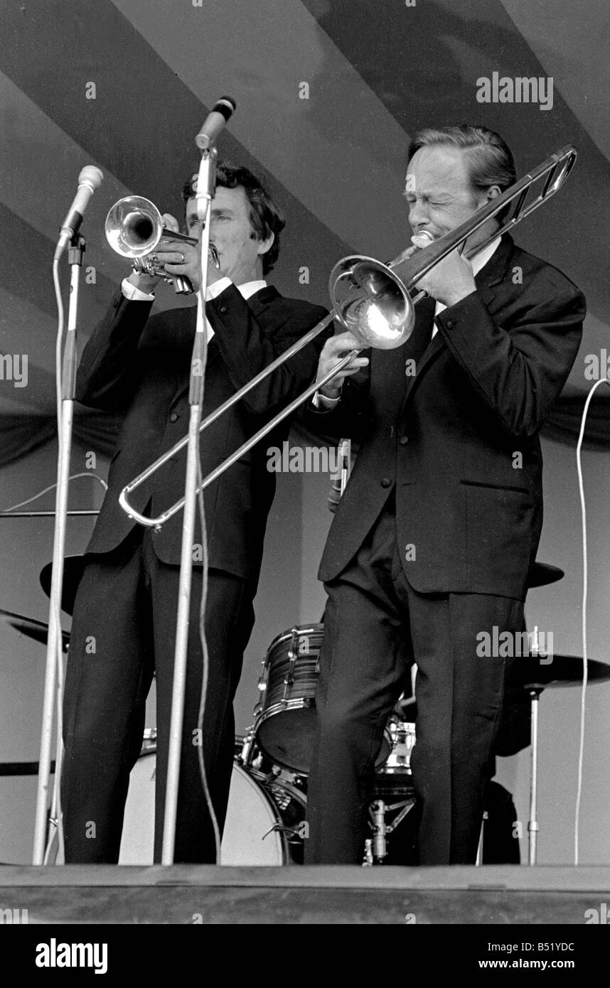 1960er Jahre Darsteller 5. nationalen Jazz und Blues Jazzfestival in Richmond Chris Barber führt sein Orchester Stockfoto