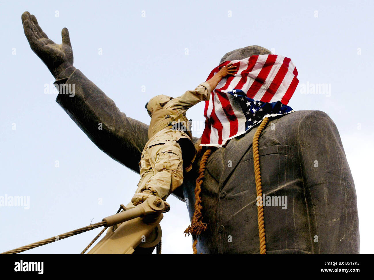 Bagdad-Irak April 2003 ist der irakische Präsident Saddam Hussein s Statue in Bagdad s al Fardous 9. April 2003 Platz abgerissen Witz Stockfoto