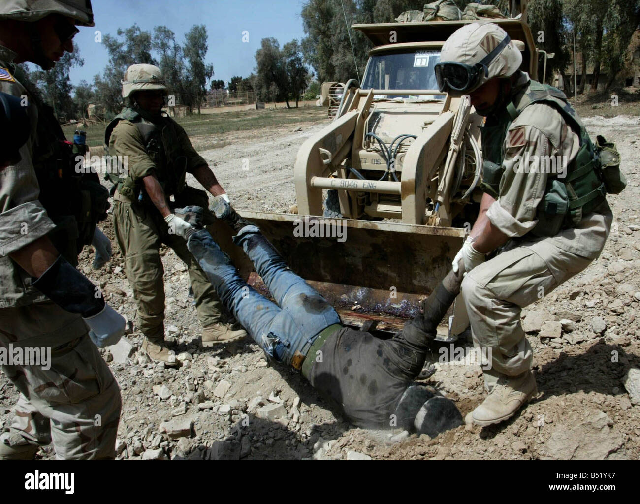 Irak-Krieg April 2003 US-Infanteristen Bestattung Detail bei der Arbeit innerhalb der Presidential Compound Bestattung der Toten in der richtigen Weise auf Mekka und die Gräber markiert und mit Global Positioning Satellite Mirrorpix aufgenommen Stockfoto