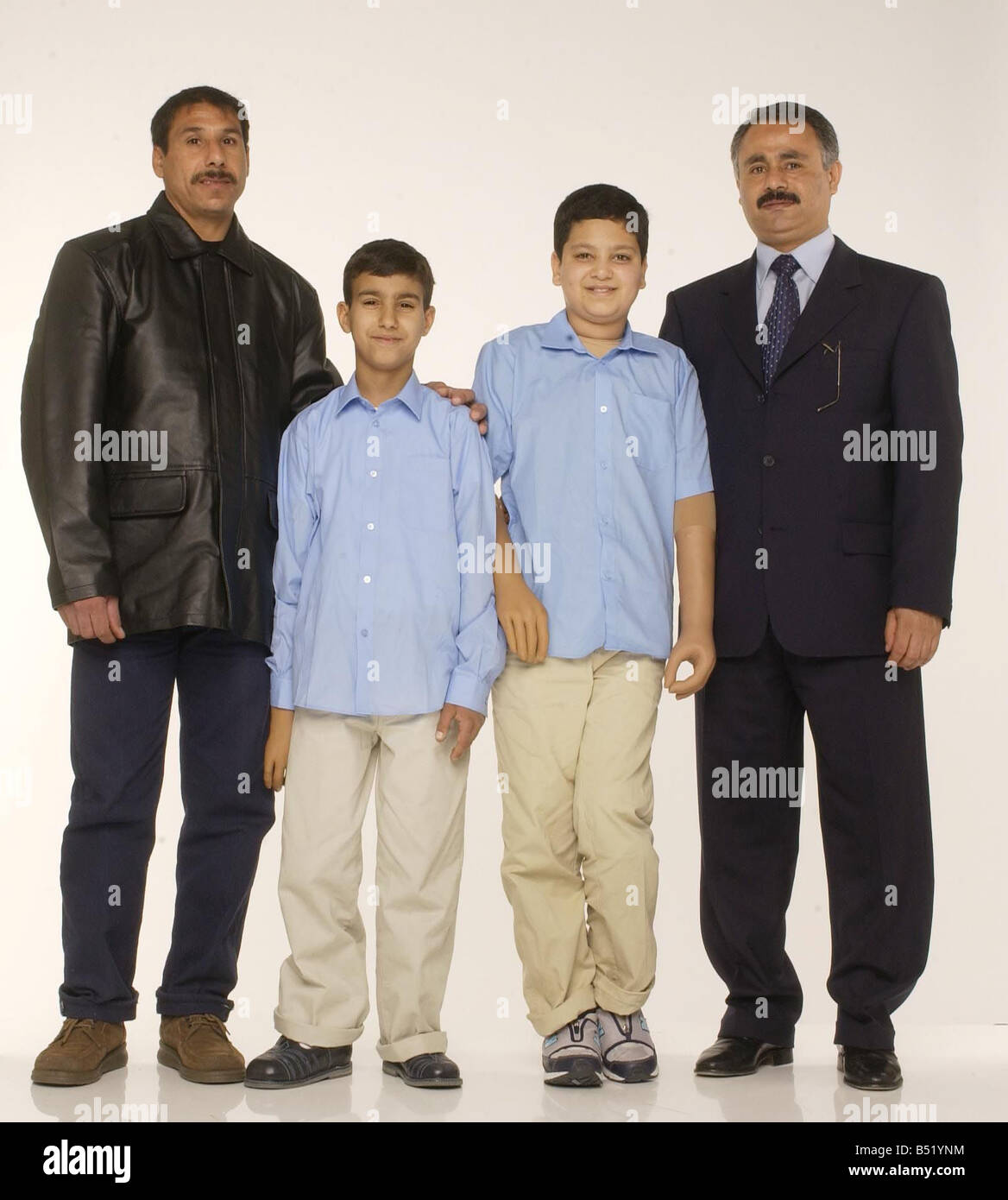 Ali Abbas, die beide Arme verloren und schreckliche Verbrennungen erlitten während der Bombardierung von Bagdad im Irak-Krieg posiert für Studio Bilder mit seinem Onkel Mohamed Ahmed und sein Onkel Mohamed nach seiner Operationen Oktober 2003 Stockfoto