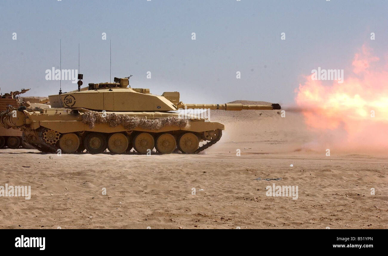 Irak-Krieg 2003 16 3 2003 des Challenger 2 Tank Feuern scharfer Munition in der Wüste zwei Wüste Ratte-Panzer-Besatzung wurden getötet, als sie auf abgefeuert wurden, von Kameraden in ein weiterer britischer Panzer im Irak früh gestern Dienstag die vier Mann starke Besatzung der Challenger II Tank, in einem Kampf mit irakischen verschlossen waren Kuwait Kräfte westlich von Basra, wenn sie versehentlich durch ein weiteres Challenger A Tankfüllung Runde gezielt wurden getötet, zwei von den vier Mann Besatzung der die beiden anderen wurden schwer verletzt und wurden in der Behandlung in einem militärischen Krankenhaus gestern Abend Stockfoto