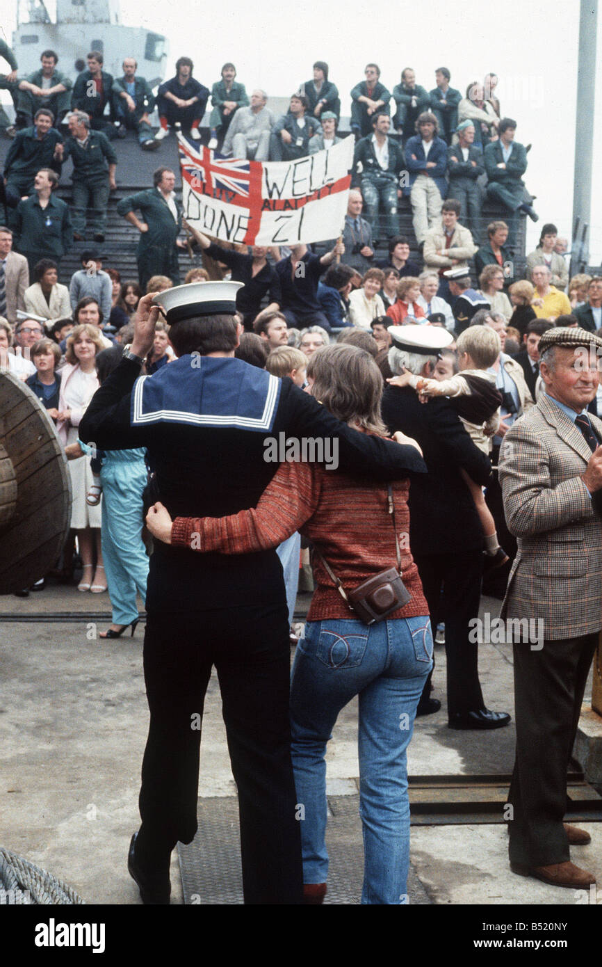 HMS Pfeil Falkland-Krieg Spaziergänge ein Seemann Arm in Arm mit seiner Frau nach der Ankunft zurück aus der South Atlantic Konflikt Dbase msi Stockfoto