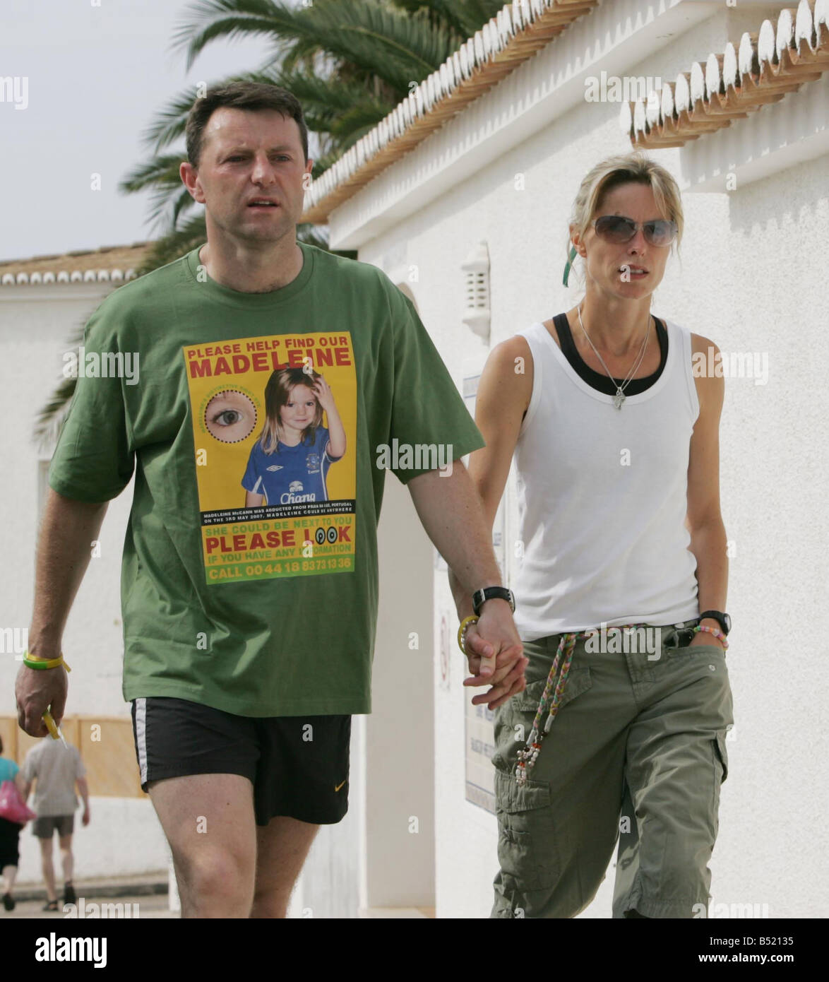 Entführt von ihrer Familie-Ferienwohnung in Portugal am 3. Mai vier Jahre alte ist Madeleine McCann das Thema der internationalen Bemühungen um ihr sicher arme Eltern ihre Eltern wieder Gerry und Kate die Paare nehmen Sie anderen 2 Kinder Sean und Amelie heute vom Kindergarten Geery gilt ein neue Kampagnen-t-Shirt tragen Stockfoto
