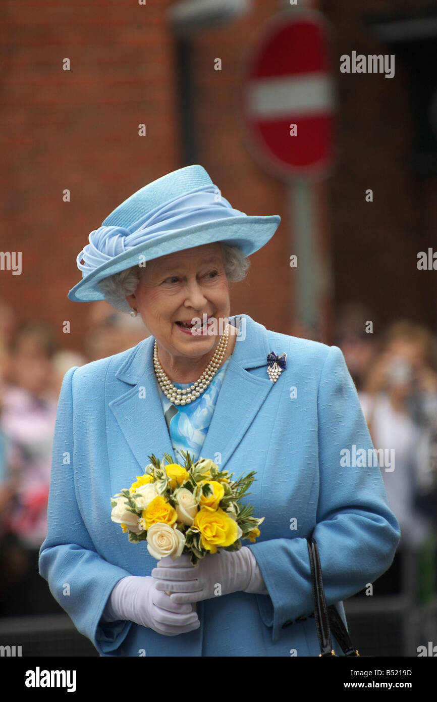 Königin Elizabeth II Romsey Abbey Hampshire besuchte dort eine Dienstleistung des 400. Jahrestages der Marktgemeinde s Royal Stockfoto