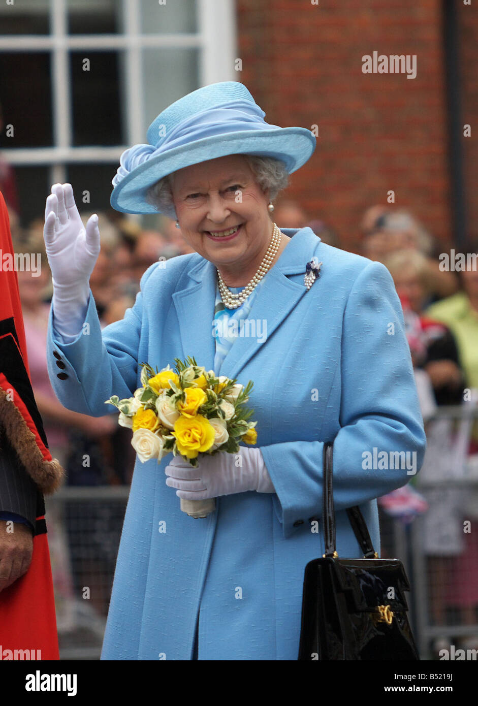 Königin Elizabeth II Romsey Abbey Hampshire besuchte dort eine Dienstleistung des 400. Jahrestages der Marktgemeinde s Royal Stockfoto