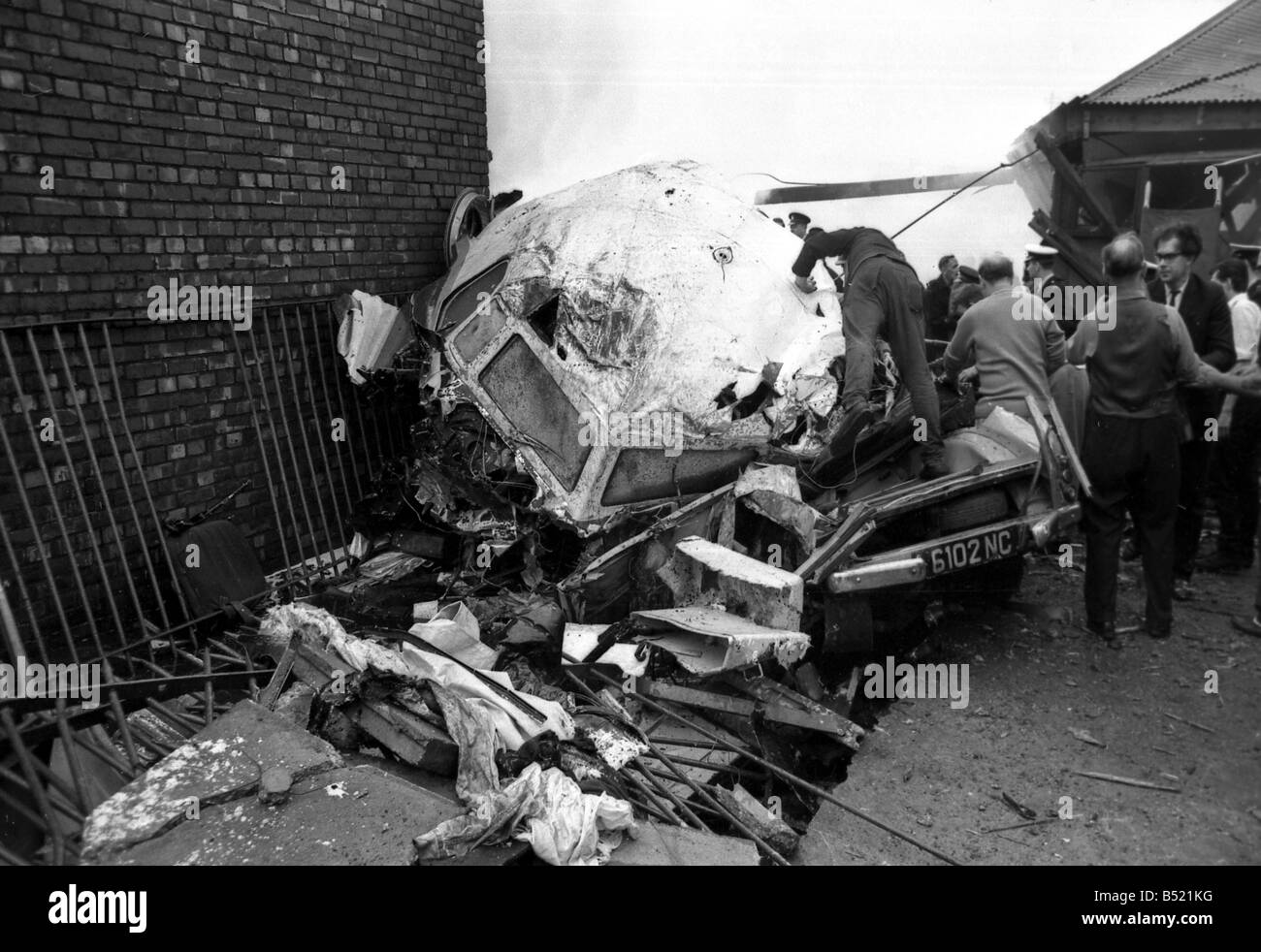 Die Stockport Luft Katastrophe Juni 1967 72 Passagiere und Besatzungsmitglieder wurden getötet, als ein Flug British Midland stürzte, während versuchend, Manchester Airport landen. Das Flugzeug fiel ein Canadair C-4 Argonaut G-ALHG aus dem Himmel als Motorschaden zu einem Verlust der Kontrolle führte. Die Passagieren stand kaum eine Chance des Überlebens, so ist es bemerkenswert, dass 12 Überlebenden gab, gab es keine Todesfälle auf dem Boden. Crash-Opfer starb entsetzlich, nachdem er von den einstürzenden sitzen auf der Ebene wie die Ausbreitung von Feuer gefangen. Die Retter sah mit Entsetzen, als sie sahen Menschen sterben Stockfoto
