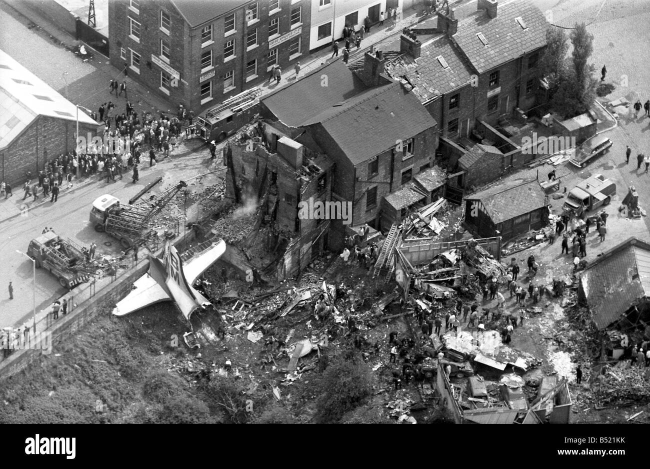 Die Stockport Luft Katastrophe Juni 1967 72 Passagiere und Besatzungsmitglieder wurden getötet, als ein Flug British Midland stürzte, während versuchend, Manchester Airport landen. Das Flugzeug fiel ein Canadair C-4 Argonaut G-ALHG aus dem Himmel als Motorschaden zu einem Verlust der Kontrolle führte. Die Passagieren stand kaum eine Chance des Überlebens, so ist es bemerkenswert, dass 12 Überlebenden gab, gab es keine Todesfälle auf dem Boden. Crash-Opfer starb entsetzlich, nachdem er von den einstürzenden sitzen auf der Ebene wie die Ausbreitung von Feuer gefangen. Die Retter sah mit Entsetzen, als sie sahen Menschen sterben Stockfoto