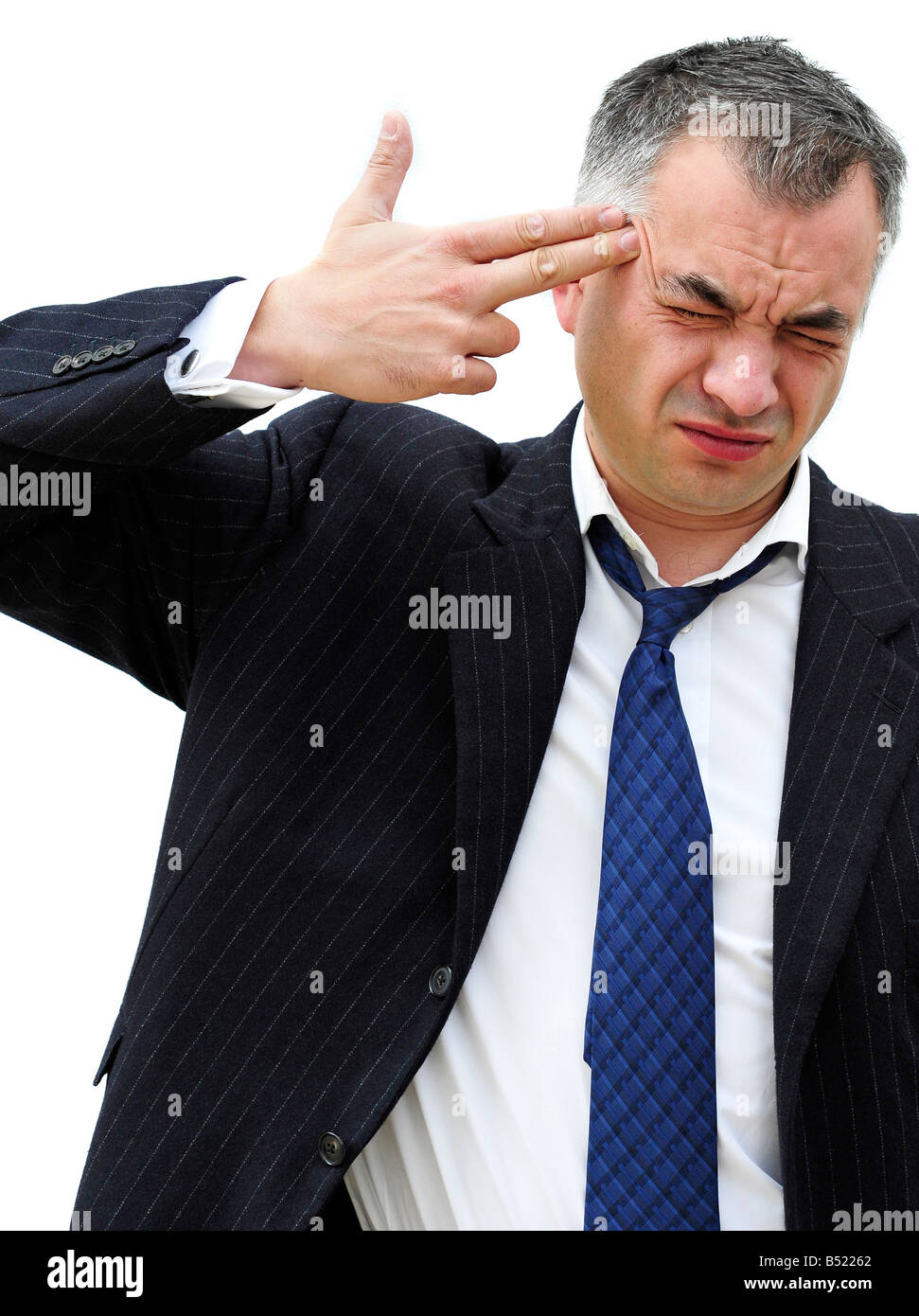 Ein Geschäftsmann zeigt seine Finger auf den Kopf, gestikulieren, die er vor sich geht, sich zu erschießen. Bild von Patrick Stahl Patricksteel Stockfoto