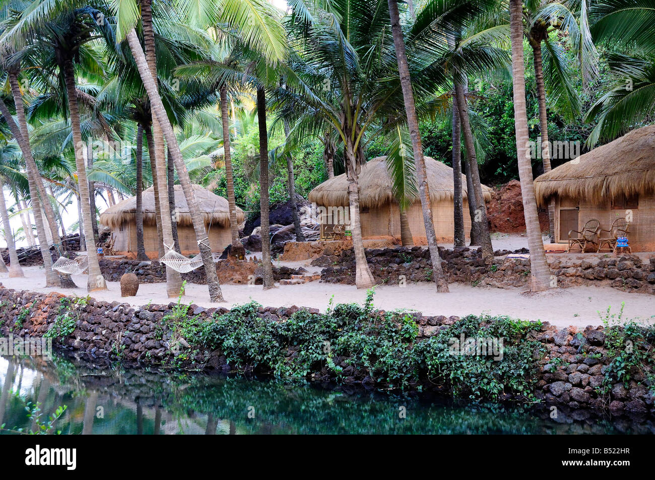 Mittelalterliche strohgedeckten Hütten auf eine umweltfreundliche Resort am Cola Beach in Canacona Goa Indien Stockfoto