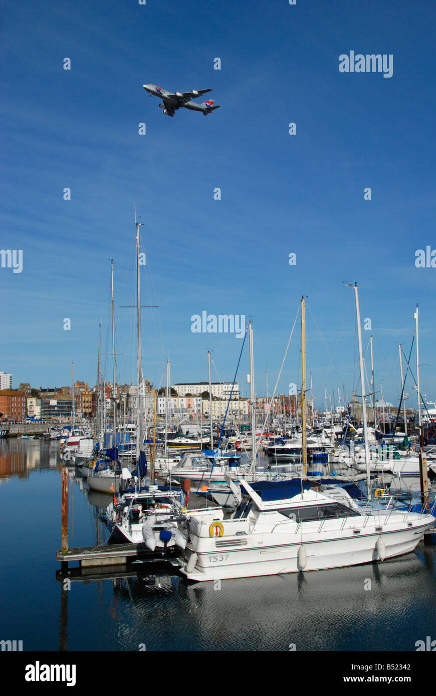 Jumbo Jet fliegen über Ramsgate Royal Marina Kent England Stockfoto