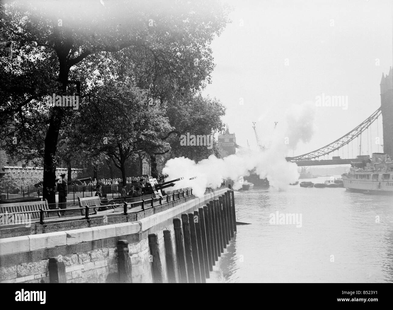 Beerdigung von Lord Wavell. 1950; Die Geschütze der Königlichen Artillerie Feuer einen Gruß an die späten Lord Wavell in den Tower of London; 06.07.1950; 024443/8; Stockfoto