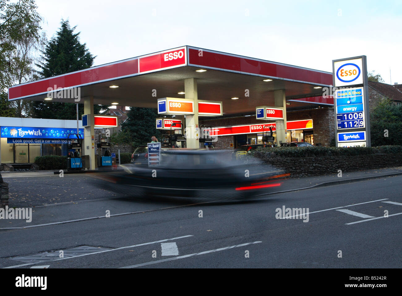Esso Benzin Kraftstoff Garage Bahnhofsvorplatz in der Abenddämmerung mit Auto betreten, um Benzin zu kaufen Stockfoto