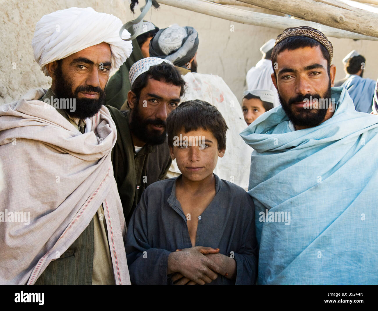 Afghanischen Männer und junge in einem Dorf im Süden Afghanistans Stockfoto