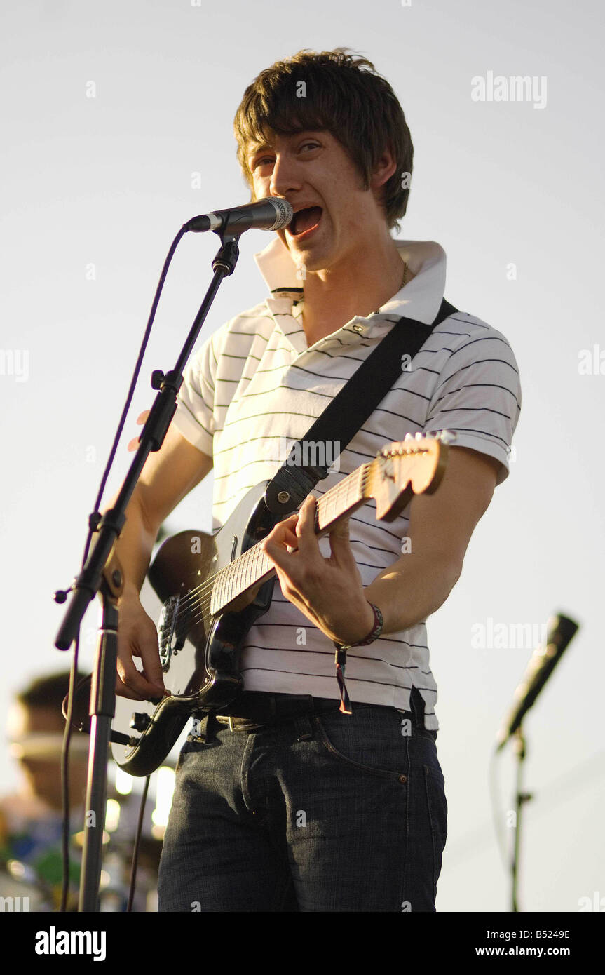 Alex Turner lead-Sänger mit den Artic Monkeys auf dem Festival spielen Stockfoto