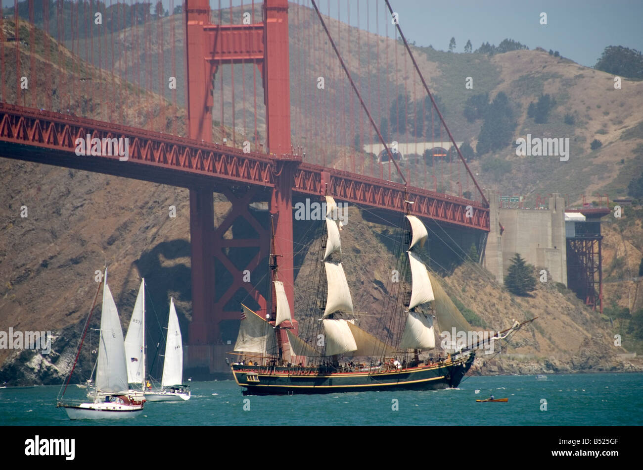 USS Bounty betritt Bucht von San Francisco nach dem Segeln unter der Golden Gate Bridge für die Parade der Großsegler Stockfoto