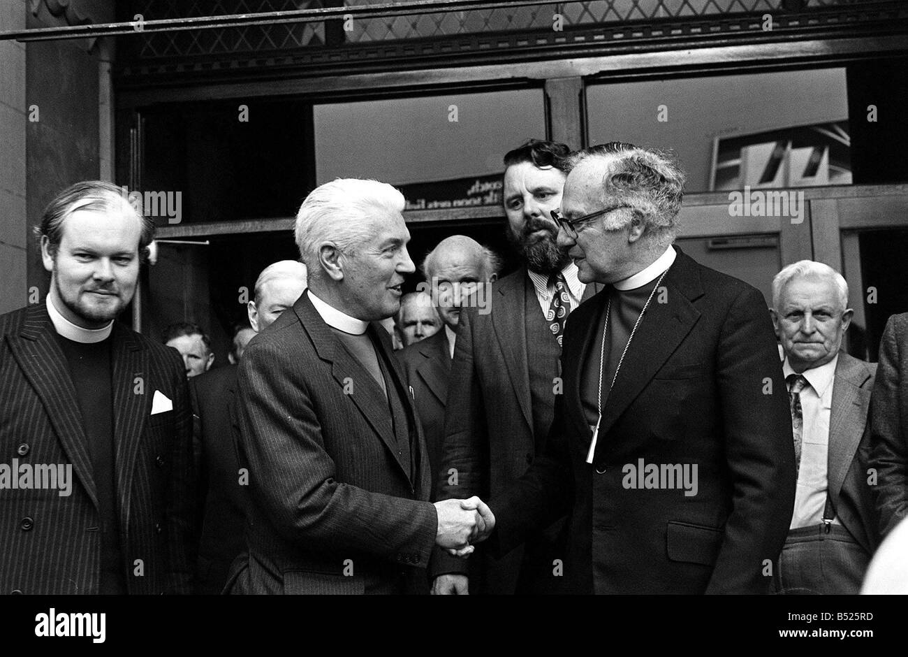 Jährliche presbyterianische Generalversammlung In Belfast Juni 1981 der Erzbischof von Canterbury Dr. Robert Runcie heißt Abschied vom ehemaligen Moderator der sehr Rev Dr. Ronald Craig Kirche Haus im Zentrum der Generalversammlung ging Herr Terry Waite sein Laien Berater andere Leute auf dem Bild sind nicht identifizierten Stockfoto