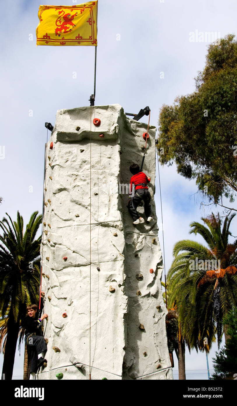 Kinder klettern Felswand auf Spielplatz in Justin Herman Plaza am Embarcadero, San Francisco, Californial Stockfoto
