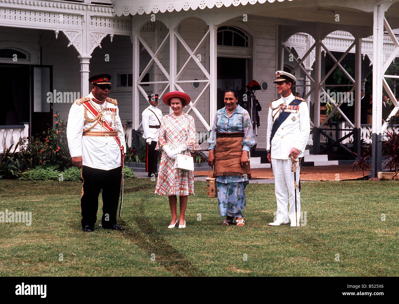 Royal Silver Jubilee Tour 1977 die Queen und Prinz Philip mit dem König und die Königin von Tonga Februar 1977 Stockfoto
