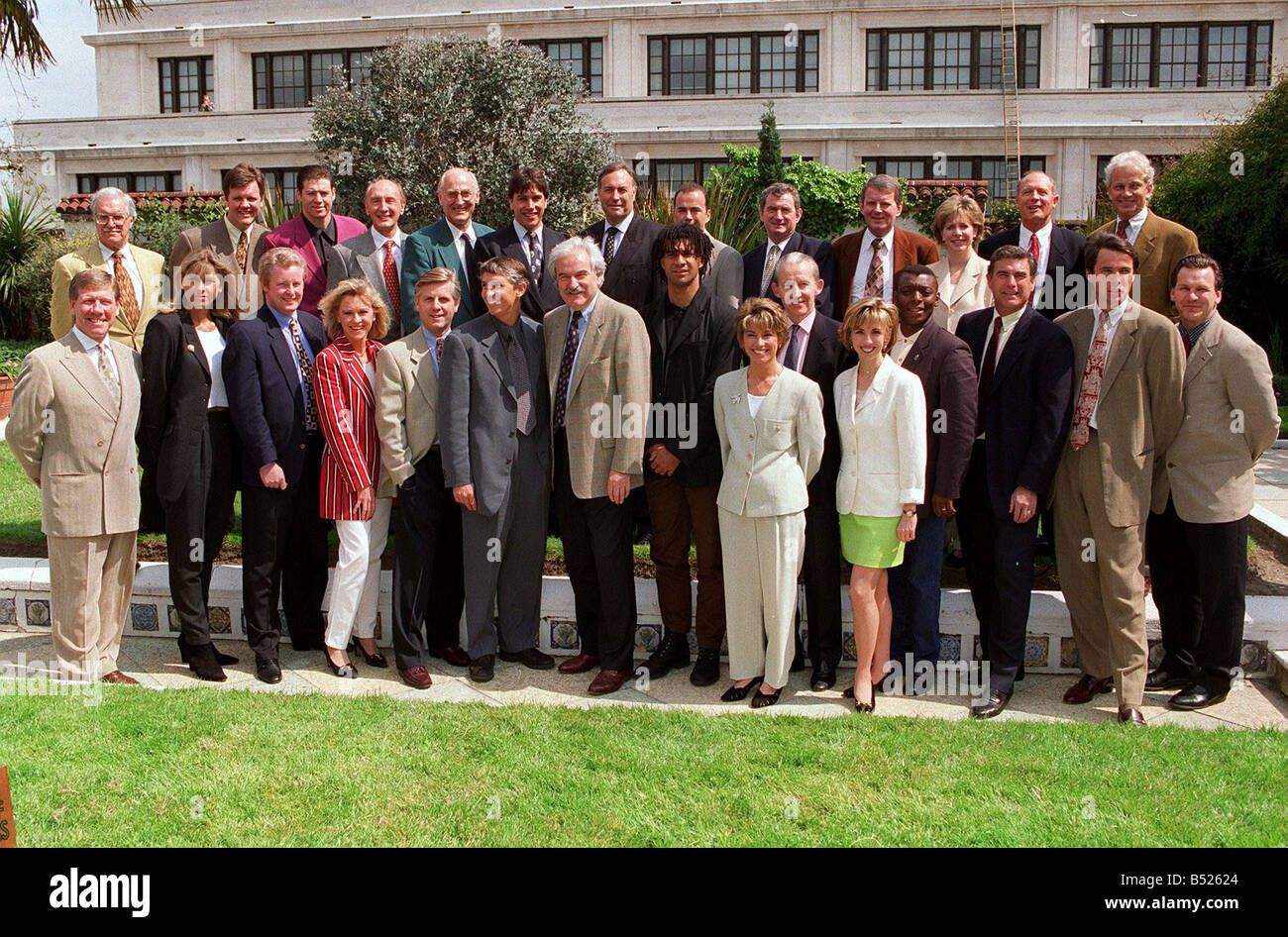 BBC Sport-Persönlichkeiten sind Desmond Lynam Chris watscheln James Richardson Gary Lineker John Motson Ray Stubbs Hazel Irvine Alan Hansen Jimmy Hill Ruud Gullit Barry Davies Trevor dulden Clive Tyldesley David Falte Garth Crooks Sue Barker Steve Reiter Helen Rollason Dougie Donnelly Sherron Davies Hamilton Bland Stuart Storey John Barrett Julian Wilson David Gower Geoff Boykott Stockfoto