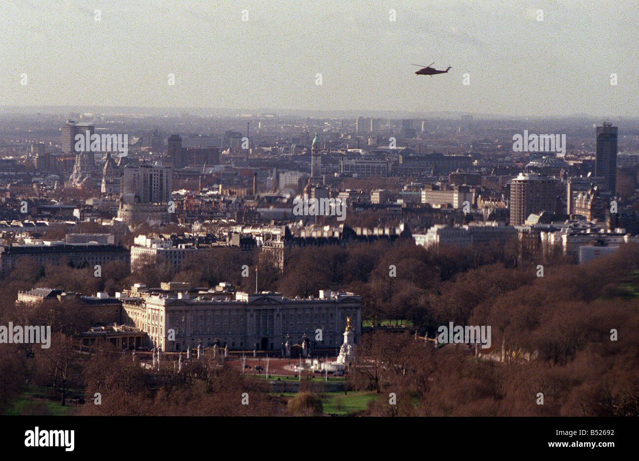 Der Blick vom London Eye landet Februar 2000 Blick auf Buckingham Palace und ein Helecopter auf den Schlosspark Stockfoto