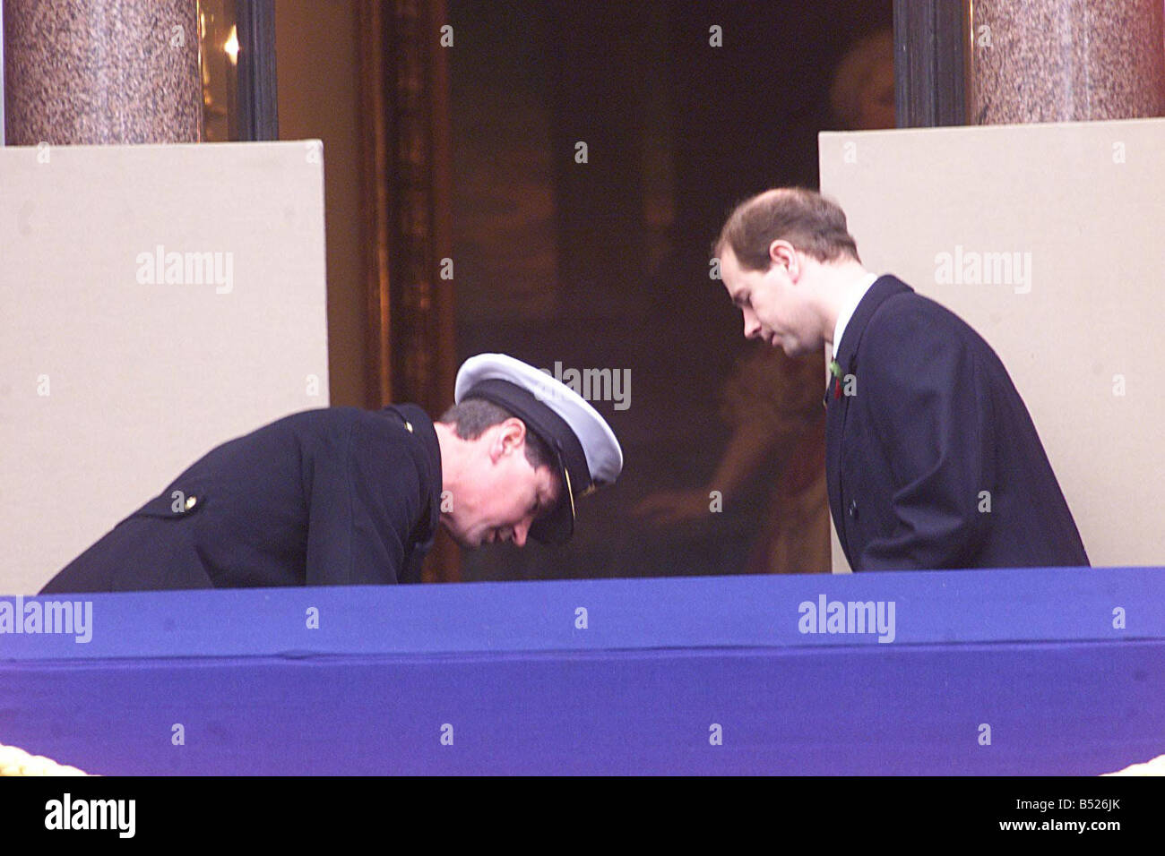 Tim Laurence Prince Edward helfen Prinzessin Beatrice November 1999, nachdem sie beim Gedenkgottesdienst in Whitehall wird ohnmächtig Stockfoto
