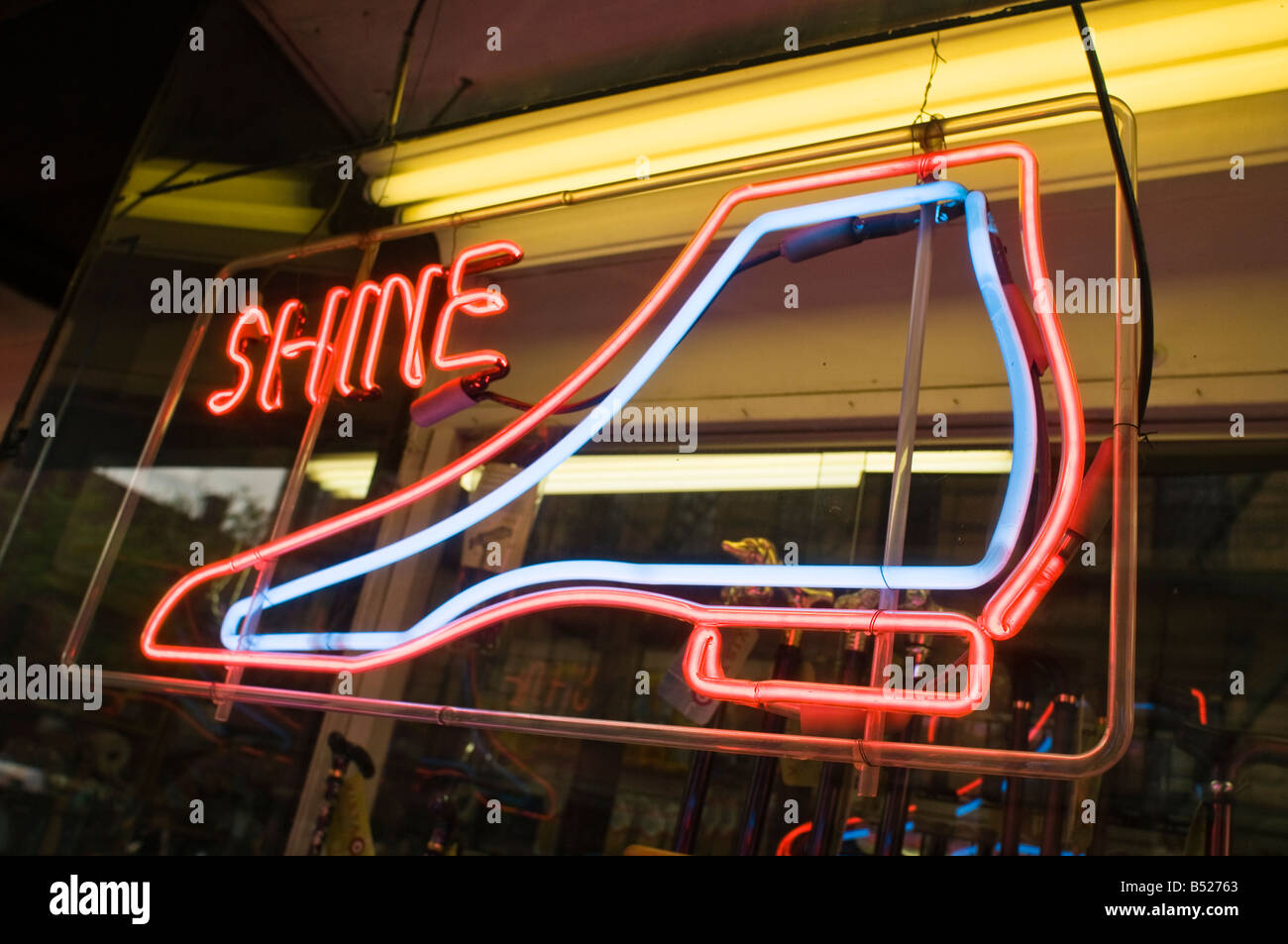 Bunte Neonlicht-Zeichen in NYC-Schuh-Reparatur-Schaufenster Stockfoto