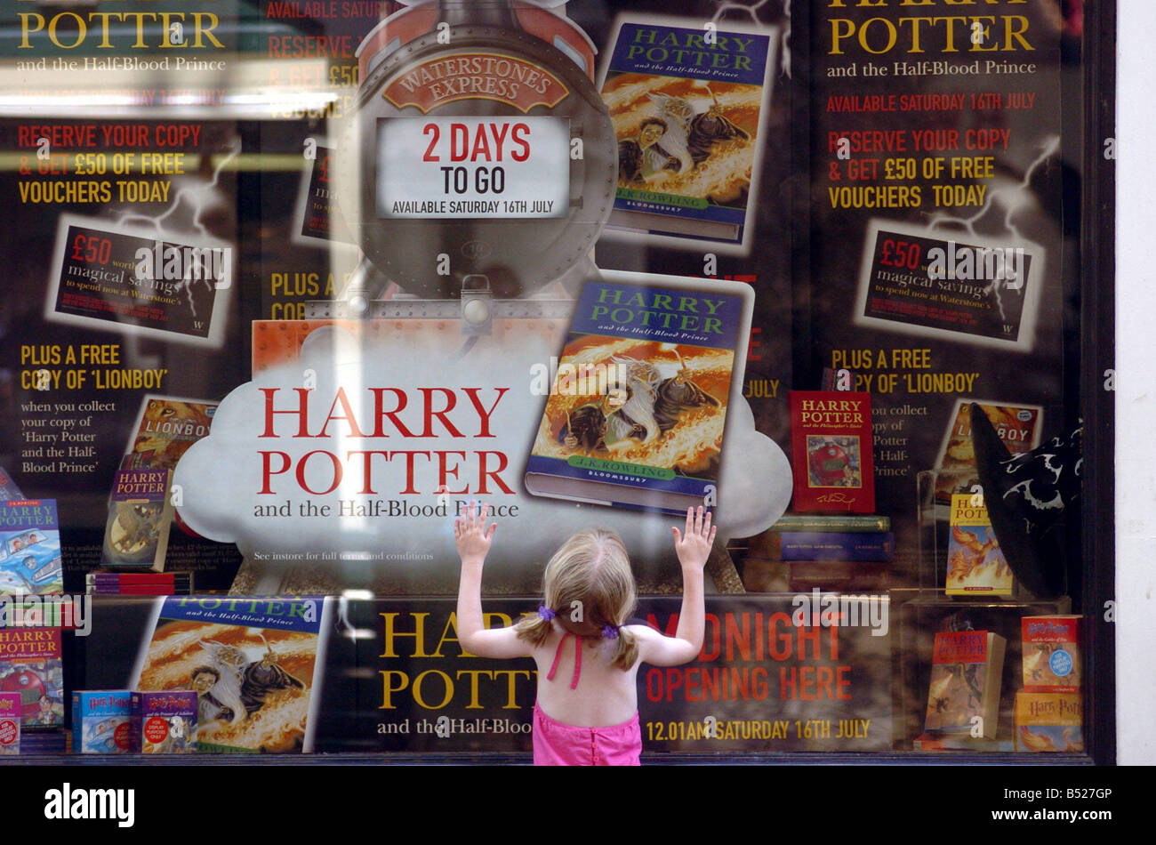 Ein Harry Potter Fan schaut die Ware im Fenster Waterstones in Cardiff 14. Juli 2005 Stockfoto