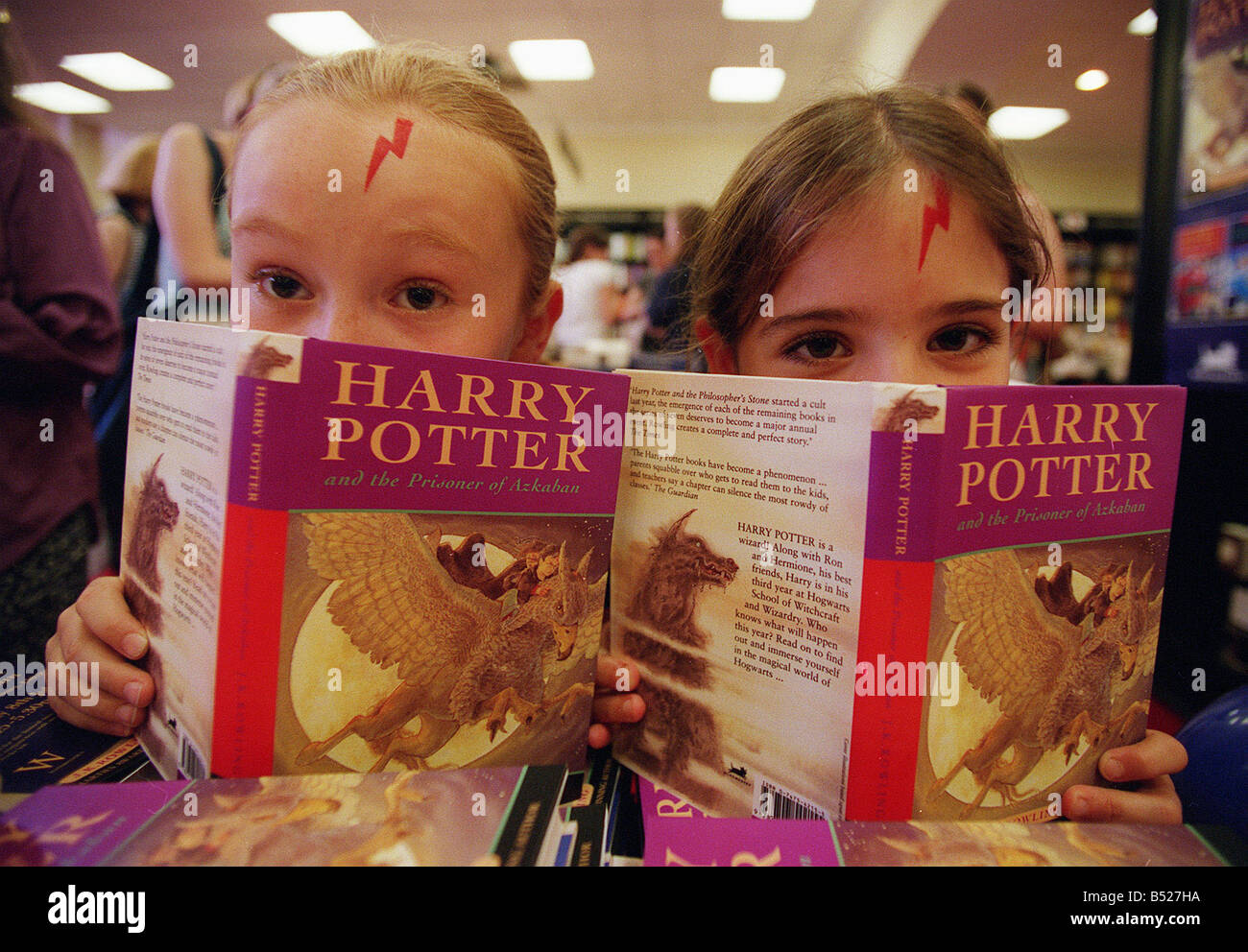 Kinder mit Kopien der neue Harry Potter Buch Gefangene von Azkabar von Joanne Rowling 1999 14 7 99 99 07 272 Stockfoto