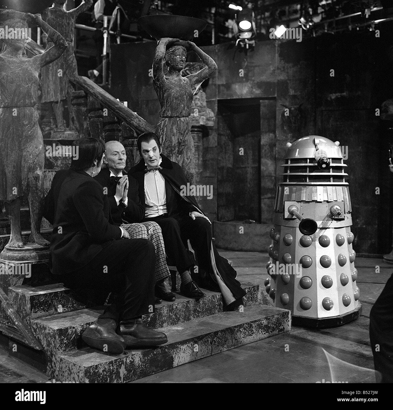 Fernsehprogramme Dr Who Mai 1965 eine Szene aus der TV-Serie mit William Hartnell als Dr, John Maxime als Frankenstein und Stockfoto