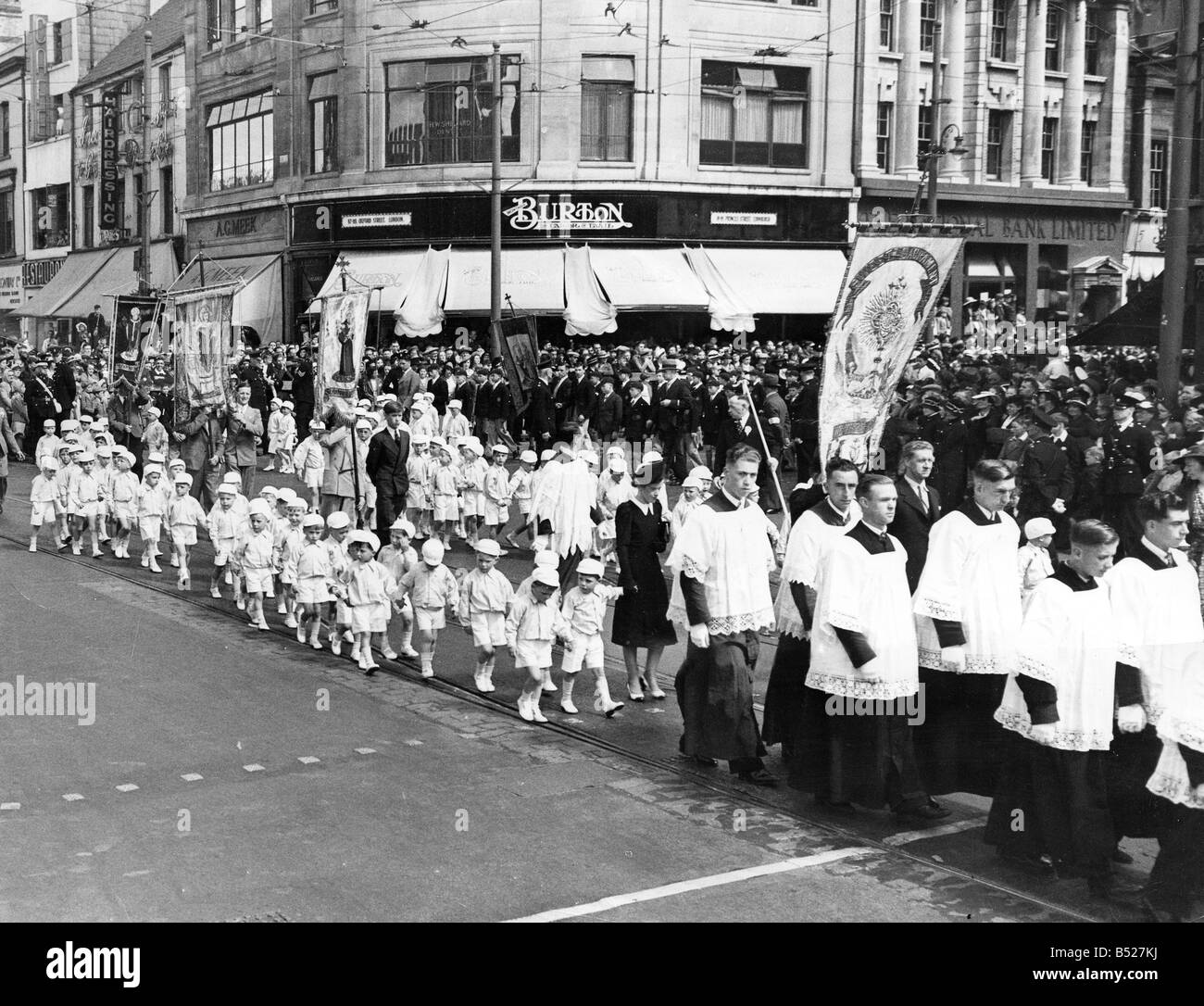 Römische katholische Prozession durch die Straßen von Cardiff, die ihren Weg auf die Burg &#13; &#10; Juni 1939 Stockfoto