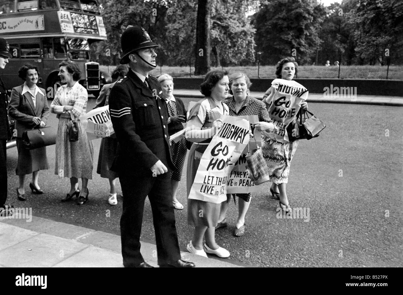 Geh nach Hause, Ridgway Protest vor dem Dorchester Hotel der Protest im allgemeinen Ridgeway zielte, die die Alliierten Supereme Komma ist Stockfoto