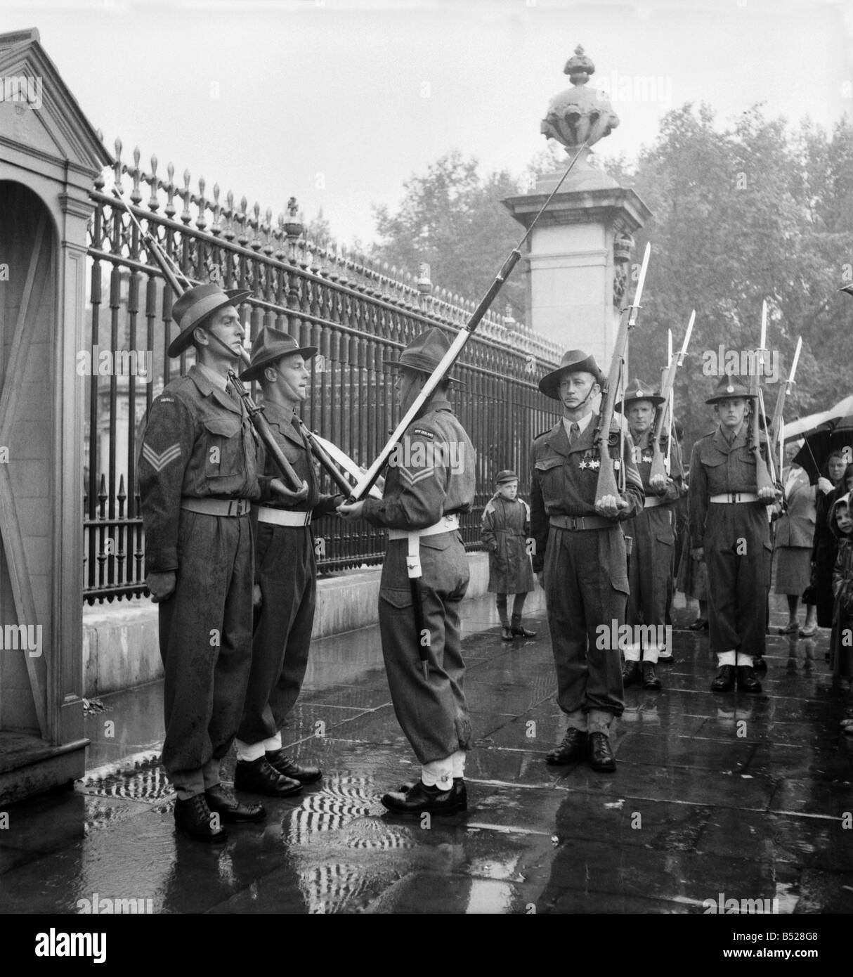 Krönung 1953. Neuseeländer übernehmen Wachablösung vor dem Palast. New Zealand Kontingent übernahm heute Wachdienst im Buckingham Palace die Australier, die den ersten Commonwealth Kontingent, Pflicht vor dem Palast bewachen waren. Mai 1953 D2803 Stockfoto