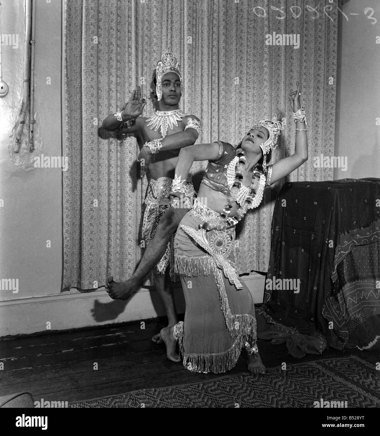 Größte Tanz-Stern von Indien und Pakistan Auzulie bei ihrem ersten Besuch in Großbritannien, Erwägungsgrund in London zu geben. September 1949 Stockfoto