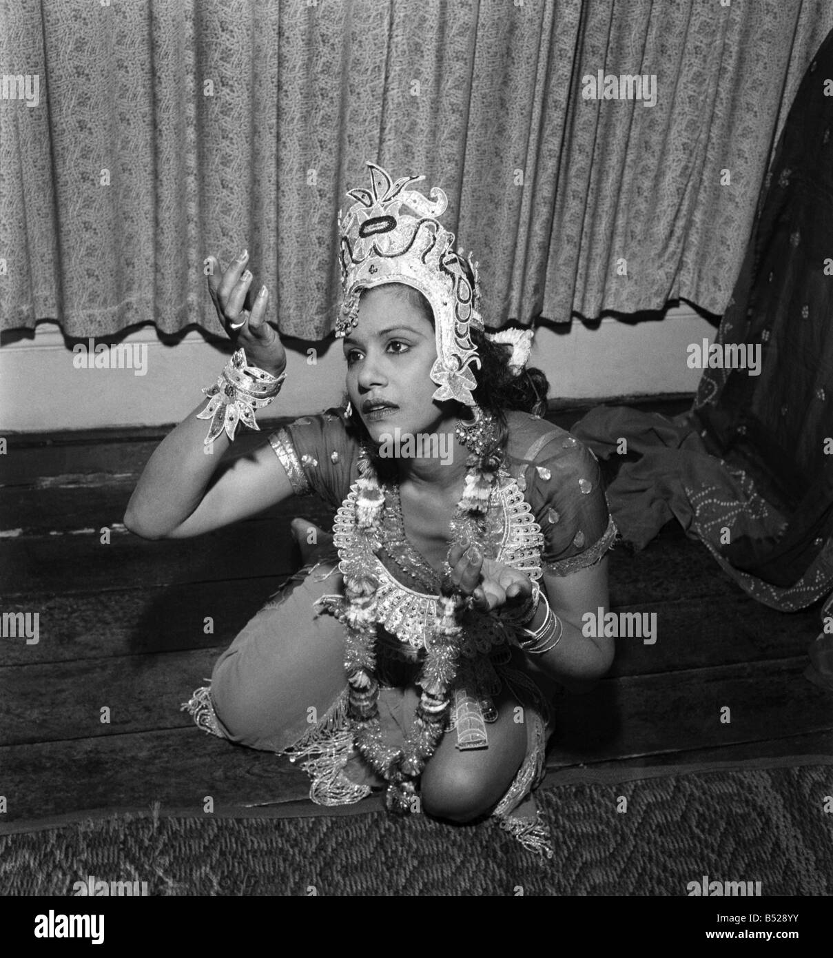 Größte Tanz-Stern von Indien und Pakistan Auzulie bei ihrem ersten Besuch in Großbritannien, Erwägungsgrund in London zu geben. September 1949 O20261 Stockfoto