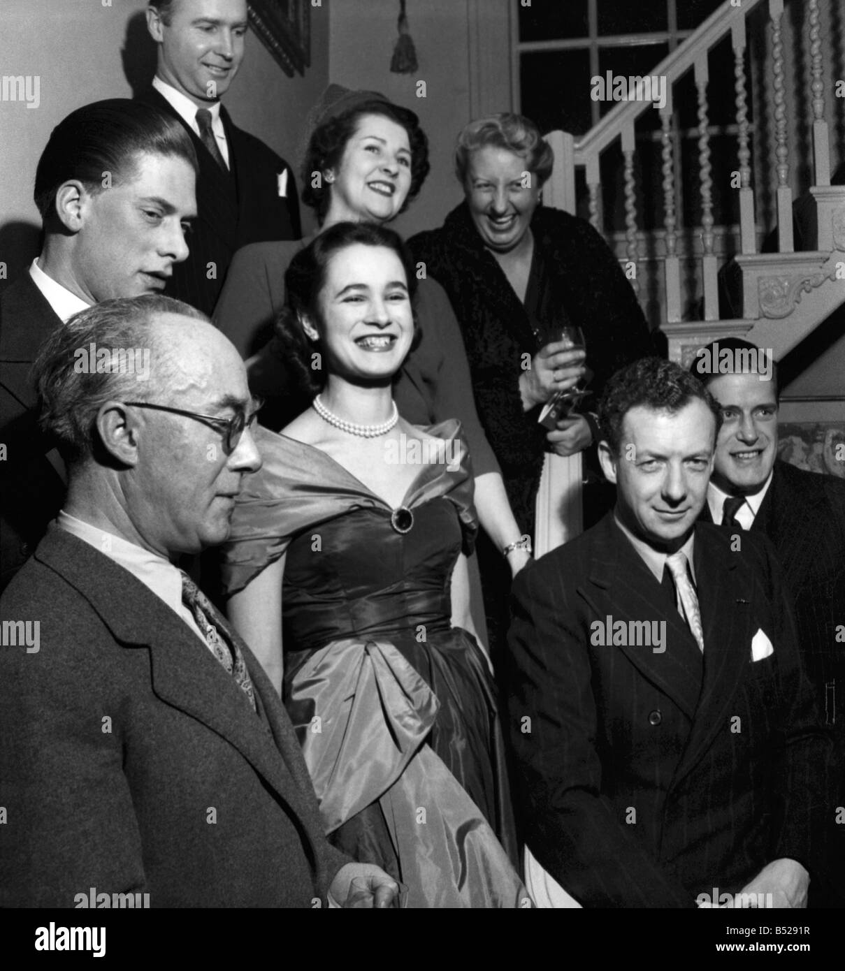 Komponisten Benjamin Britten und Opern-star Joan Cross auf einer Cocktailparty veranstaltet von Graf und Gräfin von Harewood, zur Feier der Geburt des Earls Zeitschrift "Oper". Februar 1950 O22597 Stockfoto