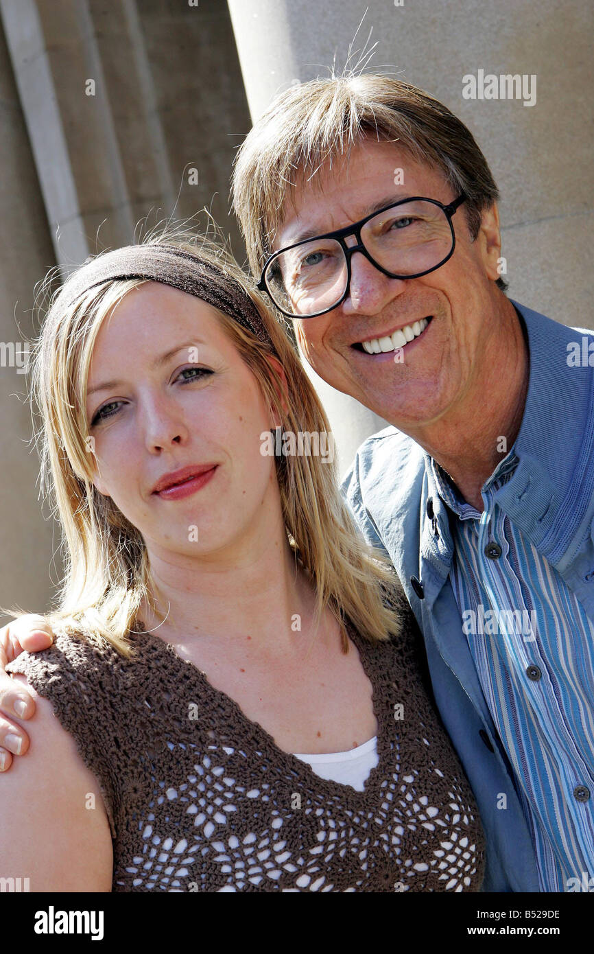 Hank Marvin von den Shadows, die einen Besuch in Newcastle s Rathaus abgebildet mit Reporterin Liz Lamb Stockfoto