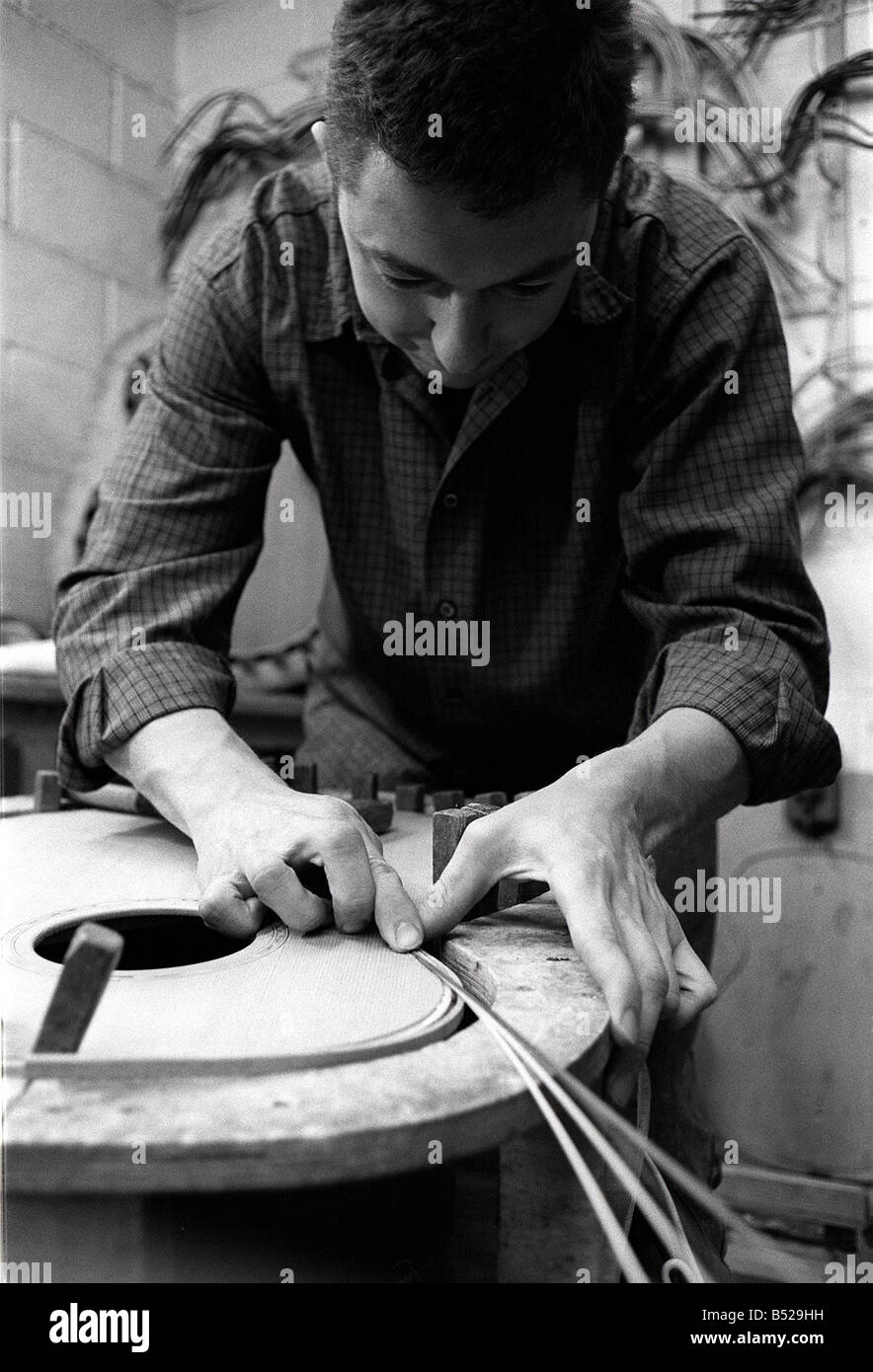 Lowden Gitarren In Bangor Co Down Northern Ireland Nov 99 Arbeitskraft arbeitet auf einer der berühmten Gitarren George Lowden ersten Anzeichen des Genies zeigte, als er war nur 10 1961 mit Hilfe von Co Down Postmeister machte er seine erste Gitarre aus Hartfaserplatte mit Nägeln für Bünde und Angelschnur für Zeichenfolge, jetzt ist er Vorsitzender des Lowden Gitarren ein Unternehmen der feiert ein Vierteljahrhundert im Geschäft und ist einer der die besten Gitarren der Welt Stockfoto