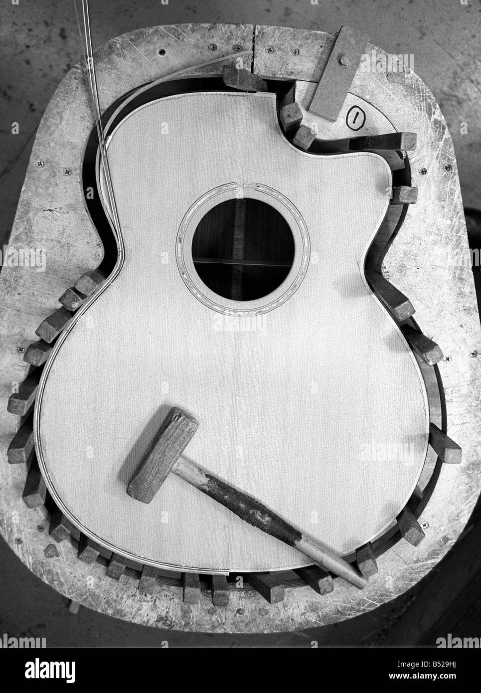 Lowden Gitarren In Bangor Co Down Northern Ireland Nov 99 hölzerne Pflöcke halten die frisch geklebten Bindungen rastet George Lowden ersten Anzeichen des Genies zeigte, als er war nur 10 1961 mit Hilfe von Co Down Postmeister machte er seine erste Gitarre aus Hartfaserplatte mit Nägeln für Bünde und Angelschnur für Zeichenfolge, jetzt ist er Vorsitzender des Lowden Gitarren ein Unternehmen der feiert ein Vierteljahrhundert im Geschäft und ist einer der die besten Gitarren der Welt Stockfoto