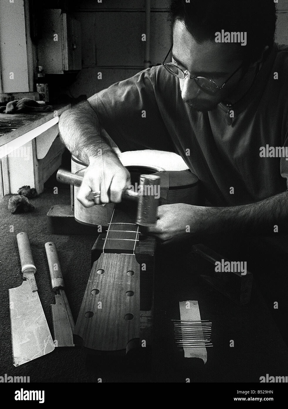 Lowden Gitarren In Bangor Co Down Northern Ireland Nov 99 George Lowden zeigte ersten Anzeichen des Genies, als er gerade war 10 1961 mit Hilfe von Co Down Postmeister machte er seine erste Gitarre aus Hartfaserplatte mit Nägeln für Bünde und Angelschnur für Zeichenfolge, jetzt ist er Vorsitzender des Lowden Gitarren ein Unternehmen die feiert ein Vierteljahrhundert im Geschäft und ist einer der besten Gitarren in der Welt ein Arbeitnehmer hat eines der wichtigsten Teile der Gitarre machen, platzieren die Bünde am Hals Stockfoto