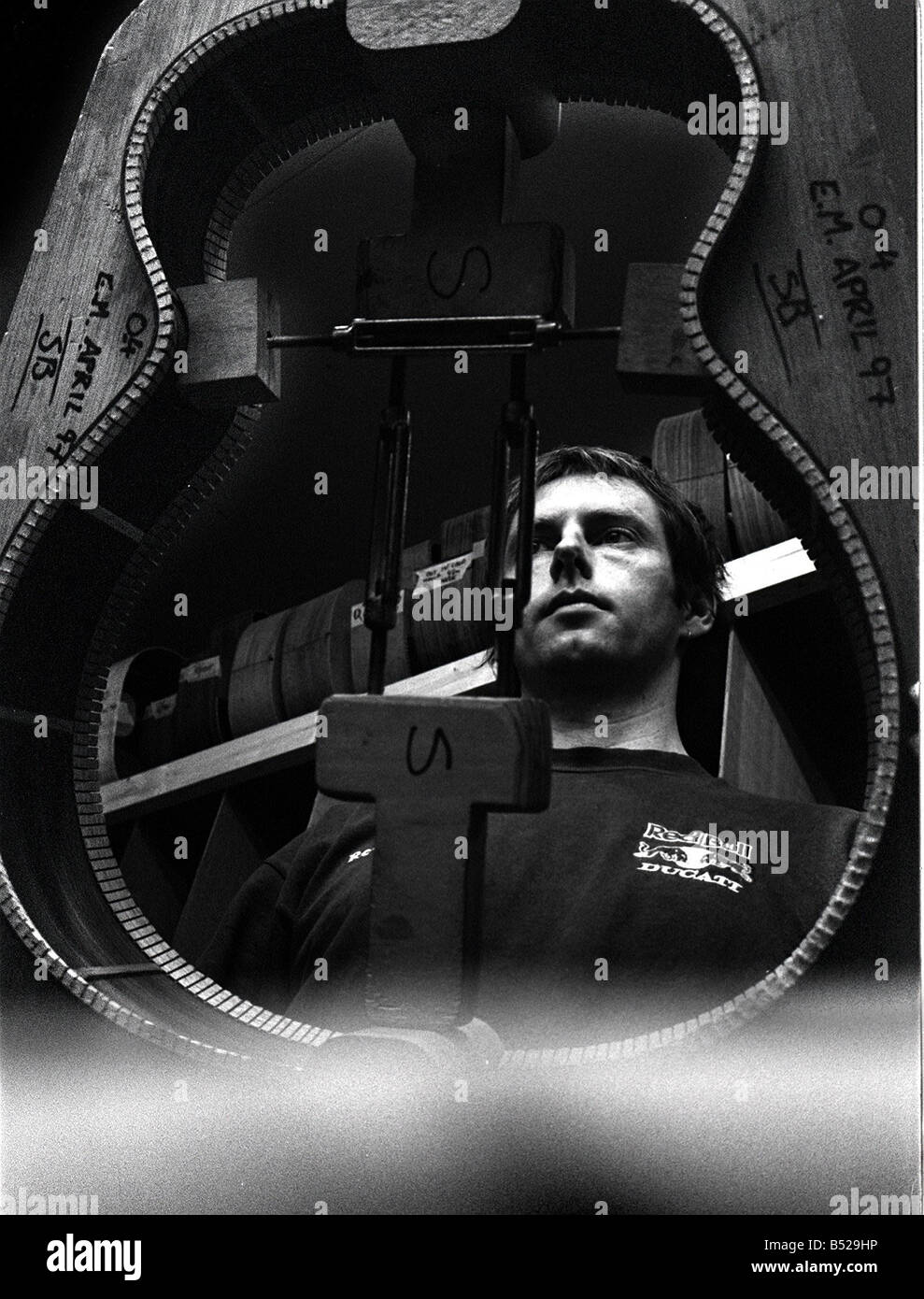 Lowden Gitarren In Bangor Co Down Northern Ireland Nov 99 geschultes Auge eines Arbeitnehmers prüft den Bau des Feldes vor seinem Eintritt bei der Ober- und Unterseite George Lowden zeigte ersten Anzeichen des Genies, als er war nur 10 1961 mit Hilfe von Co Down Postmeister machte er seine erste Gitarre aus Hartfaserplatte mit Nägeln für Bünde und Angelschnur für Zeichenfolge, jetzt ist er Vorsitzender des Lowden Gitarren ein Unternehmen der feiert ein Vierteljahrhundert im Geschäft und ist einer der besten Gitarren der Welt Stockfoto