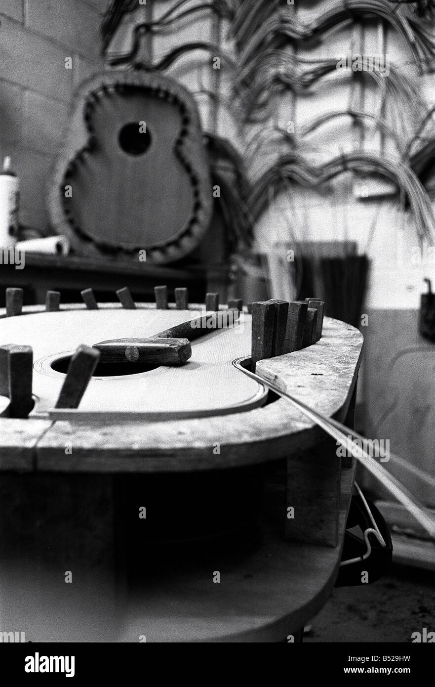 Lowden Gitarren In Bangor Co Down Northern Ireland Nov 99 George Lowden zeigte ersten Anzeichen des Genies, als er gerade war 10 1961 mit Hilfe von Co Down Postmeister machte er seine erste Gitarre aus Hartfaserplatte mit Nägeln für Bünde und Angelschnur für string-jetzt ist er Vorsitzender des Lowden Gitarren ein Unternehmen die feiert ein Vierteljahrhundert im Geschäft und ist einer der besten Gitarren der Welt Stockfoto