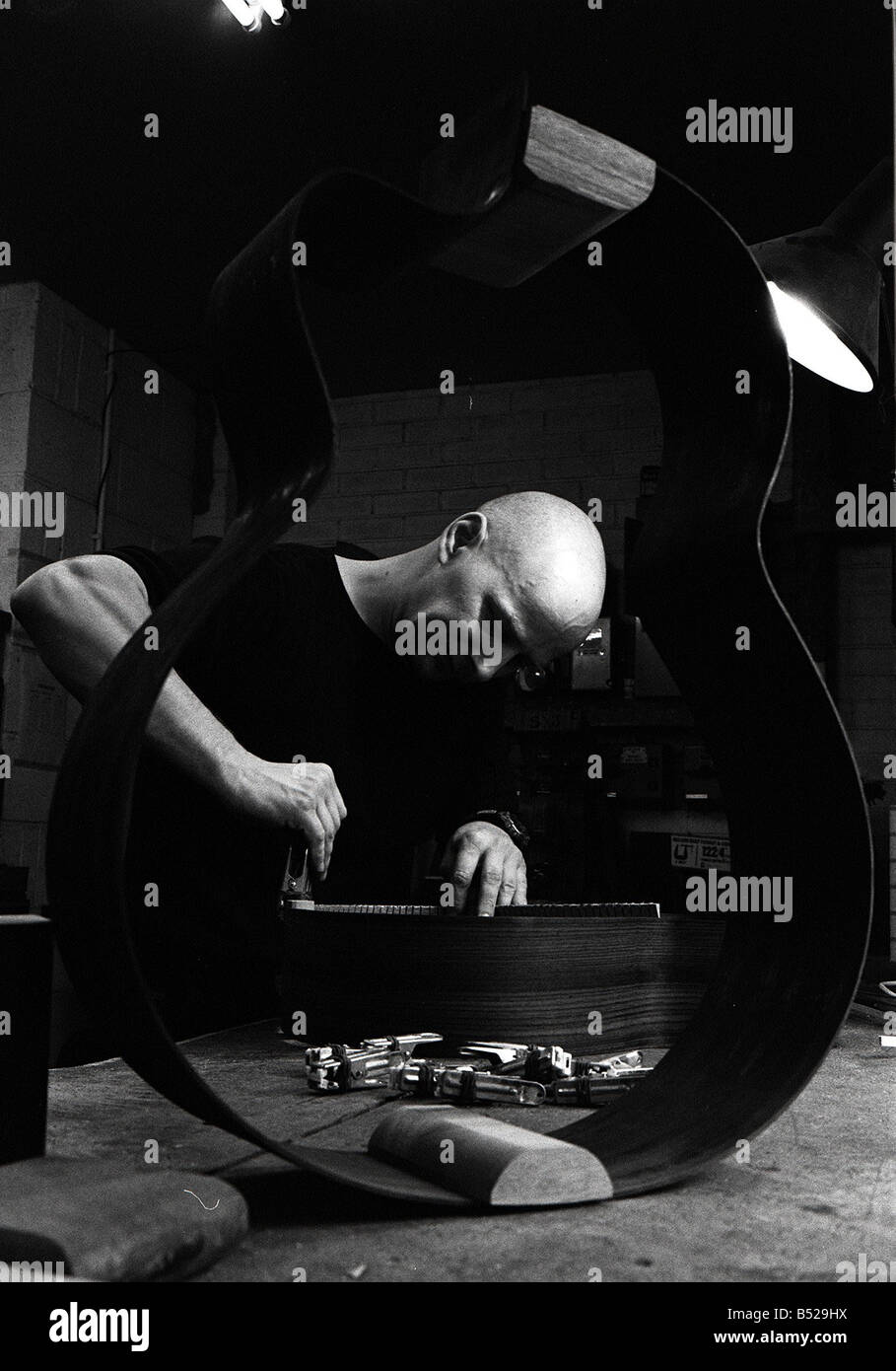 Lowden Gitarren In Bangor Co Down Northern Ireland Nov 99 Facharbeiter Handwerk die Seiten der Gitarre George Lowden zeigte ersten Anzeichen des Genies, als er gerade war 10 1961 mit Hilfe von Co Down Postmeister machte er seine erste Gitarre aus Hartfaserplatte mit Nägeln für Bünde und Angelschnur für string-jetzt ist er Vorsitzender des Lowden Gitarren ein Unternehmen die feiert ein Vierteljahrhundert im Geschäft und ist einer der die besten Gitarren der Welt Stockfoto
