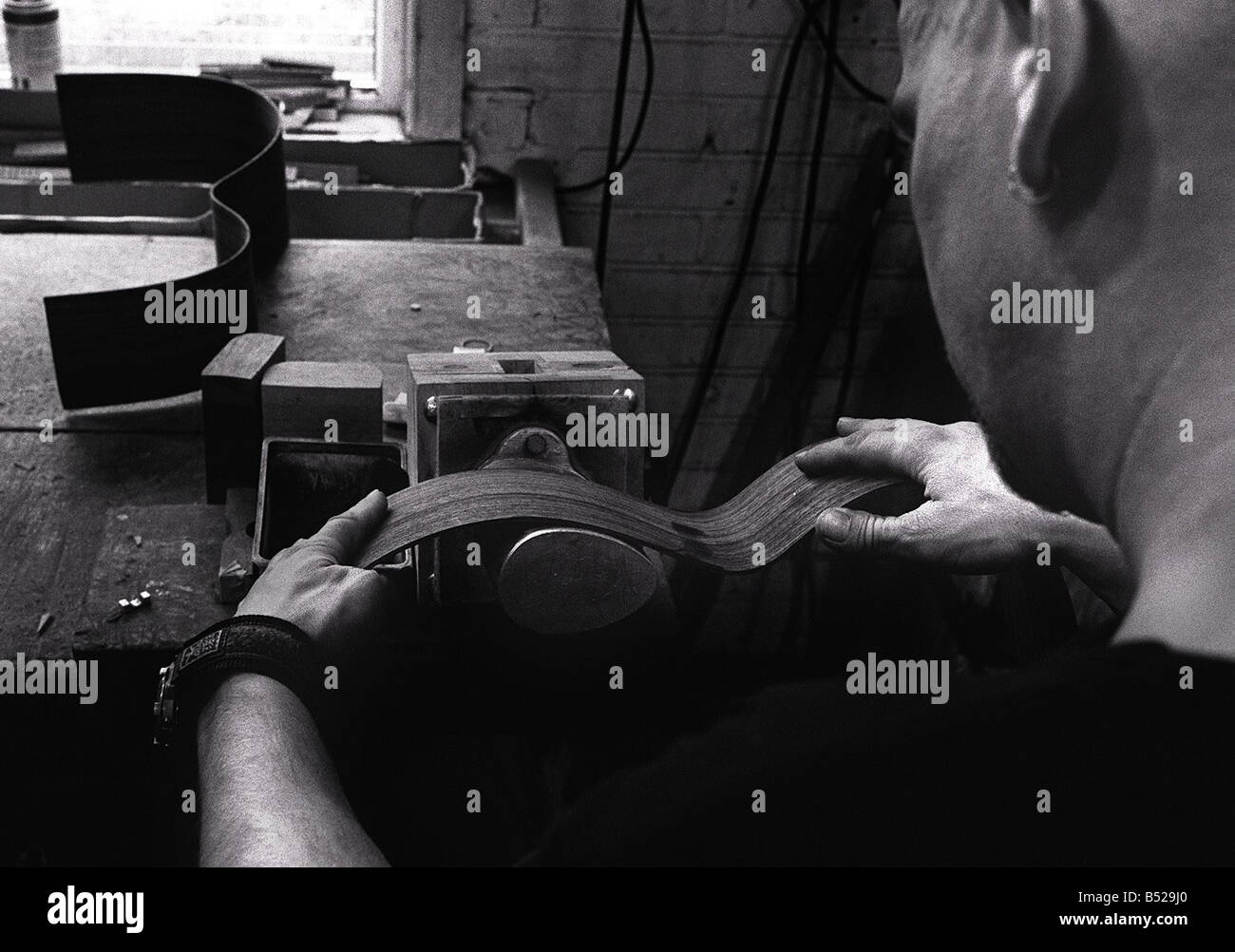 Lowden Gitarren In Bangor Co Down Northern Ireland Nov 99 flacher Streifen des Holzes sind gebogen über ein heißes Eisen auf die Seiten der Gitarre bilden George Lowden ersten Anzeichen des Genies zeigte, als er war nur 10 1961 mit Hilfe von Co Down Postmeister machte er seine erste Gitarre aus Hartfaserplatte mit Nägeln für Bünde und Angelschnur für Zeichenfolge, jetzt ist er Vorsitzender des Lowden Gitarren ein Unternehmen der feiert ein Vierteljahrhundert im Geschäft und ist einer der besten Gitarren der Welt Stockfoto