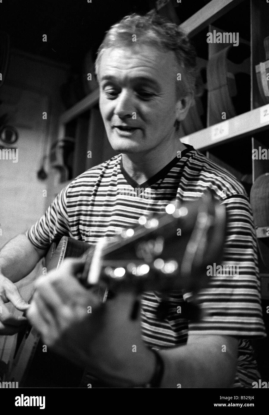 Lowden Gitarren In Bangor Co Down Northern Ireland Nov 99 George Lowden der Gitarre 25. Jahrestag eines nur 102 gemacht und kostet rund fünftausend Pfund er die ersten Anzeichen des Genies zeigte, als er nur 10 In 1961 mit Hilfe von Co Down Postmeister war er seine erste Gitarre aus Hartfaserplatte mit Nägeln für Bünde und Angelschnur für machte string-jetzt ist er Vorsitzender des Lowden Gitarren ein Unternehmen der feiert ein Vierteljahrhundert im Geschäft und ist einer der besten Gitarren der Welt Stockfoto