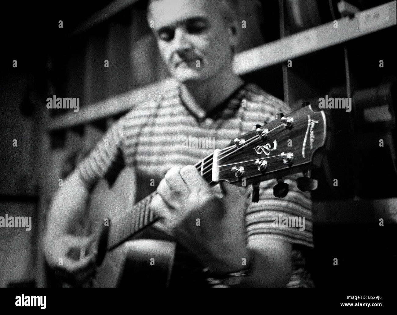 Lowden Gitarren In Bangor Co Down Northern Ireland Nov 99 George Lowden der Gitarre 25. Jahrestag eines nur 102 gemacht und kostet rund fünftausend Pfund er die ersten Anzeichen des Genies zeigte, als er nur 10 In 1961 mit Hilfe von Co Down Postmeister war er seine erste Gitarre aus Hartfaserplatte mit Nägeln für Bünde und Angelschnur für machte string-jetzt ist er Vorsitzender des Lowden Gitarren ein Unternehmen der feiert ein Vierteljahrhundert im Geschäft und ist einer der besten Gitarren der Welt Stockfoto