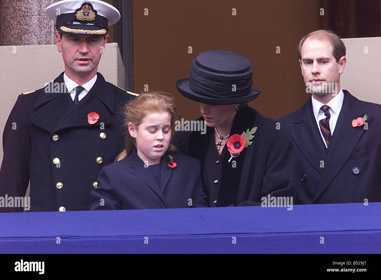 Prinzessin Beatrice von Sophie Rhys Jones Earl of Wessex geholfen wird, nachdem sie am Remembrance Day Service Whitehall beobachtet von Prinz Edward Duke von Wessex und Kommandant Tim Lawrence ohnmächtig Stockfoto
