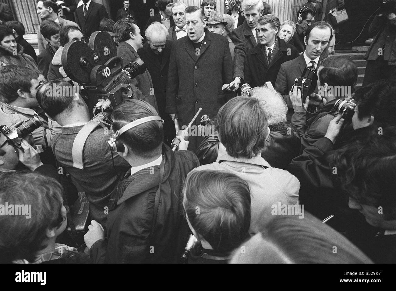 Pfarrer Ian Paisley Gesicht Presse- und TV-Kameras bei St Paul s Cathedral in London 22 1 69 Z731 die protestantische Führer Rev Ian Paisley vor der Presse im Januar 1969 fünf Tage, bevor er für seine Sünden wegen ungesetzlichen Versammlung verhaftet wurde erhielt er drei Monate und einen ganzen Haufen Werbung Y2K-Irland Stockfoto