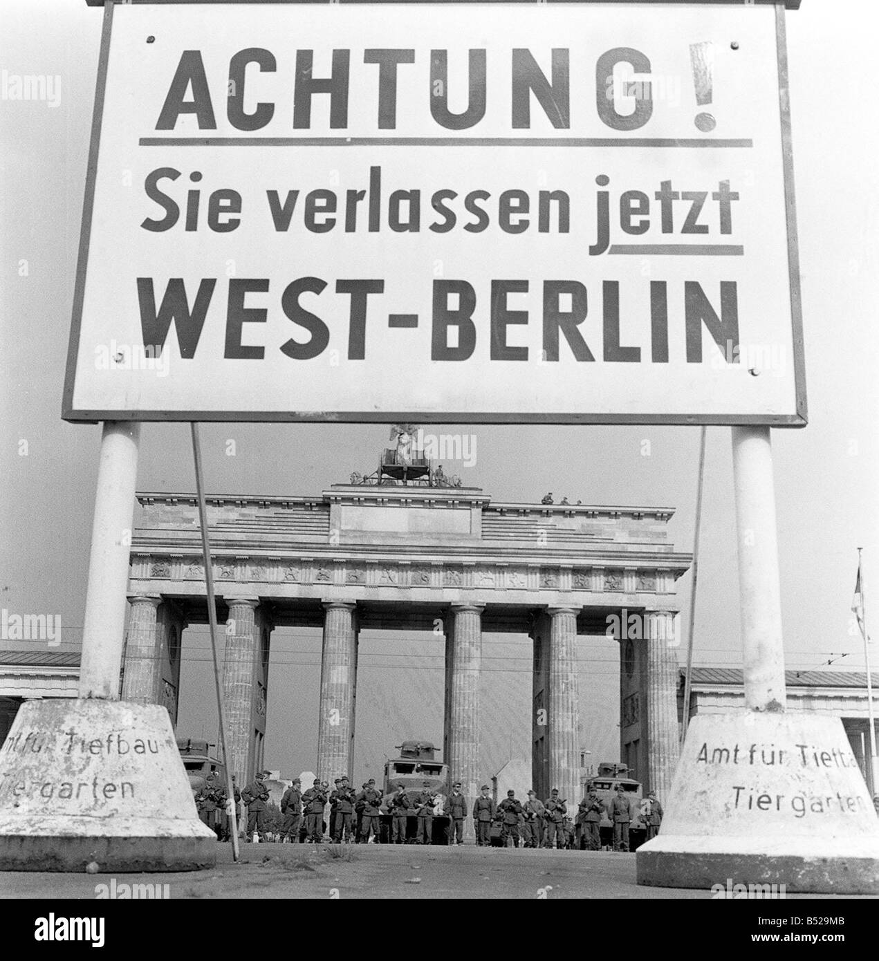 Deutschland Berliner Mauer die Grenze zwischen Ost- und Westberlin geschlossen West-Berlin 1961 Brandenburg Gate Stockfoto