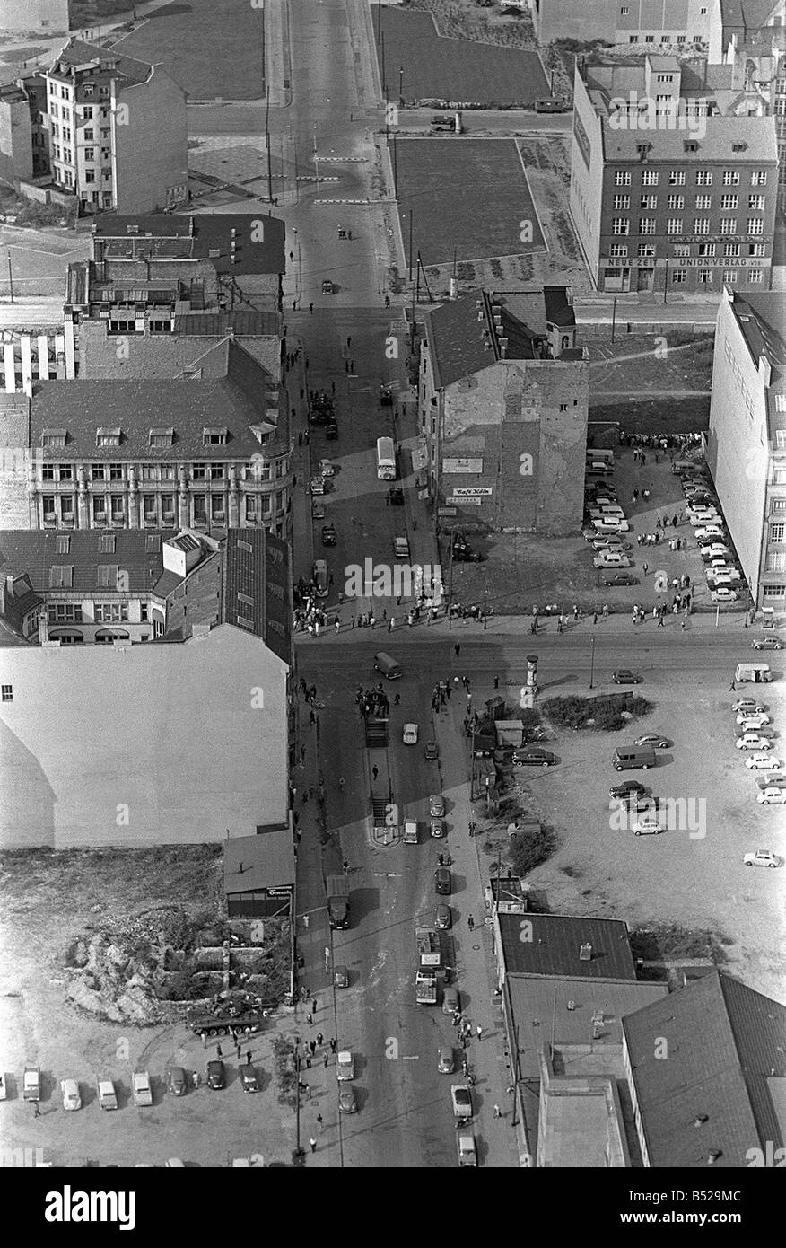 Deutschland Berliner Mauer August 1961 Szenen von der Berliner Mauer Aerial anzeigen Ost und West Grenze Stockfoto